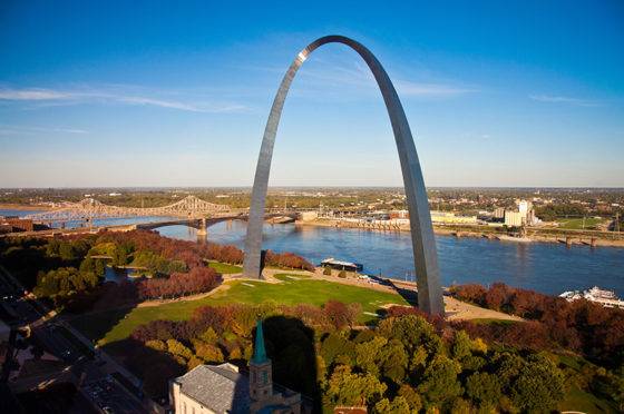 Photo of the Gateway Arch in St. Louis, MO with the river in the background